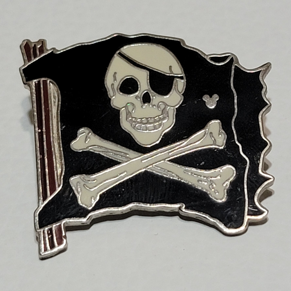 Disney Hidden Mickey Pirates Skull & Crossbones Flag Pin (2006) – Cast Lanyard